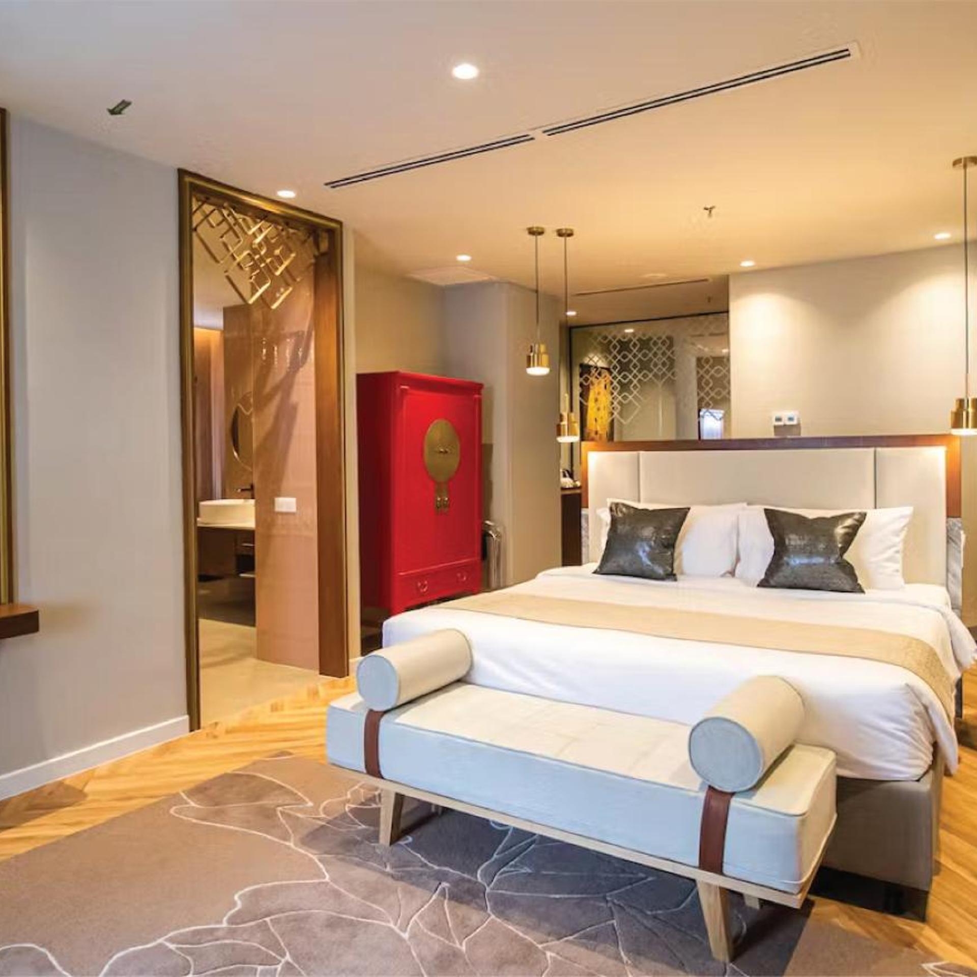 Love Nest, Bathtub