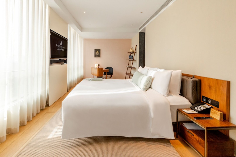 EXECUTIVE, SUITE
