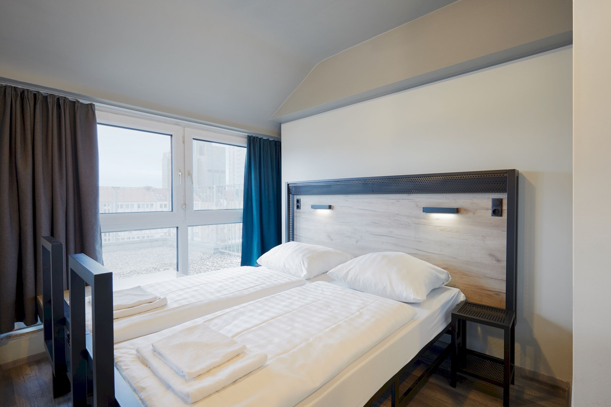 ROOM, TWIN BEDS