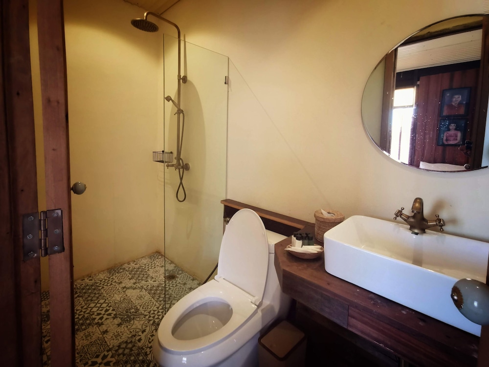 Suneta Hostel Chiangkhan 16/18