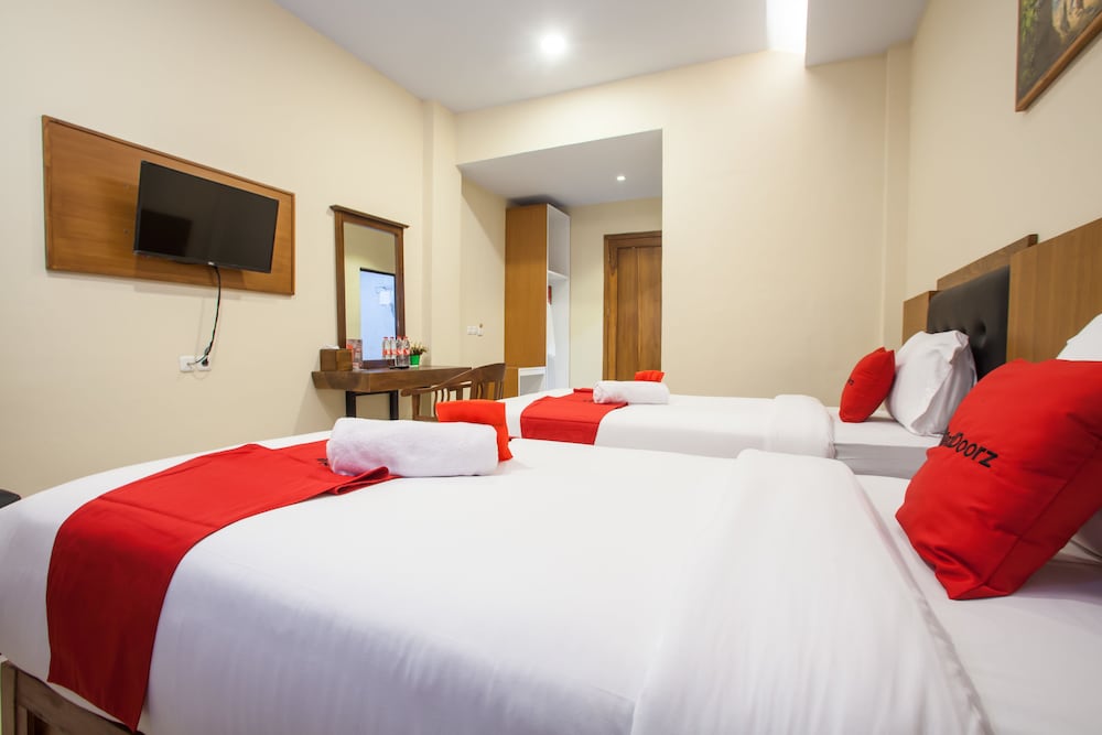 RedDoorz Premium @ Jalan Cengkeh Malang 11/20
