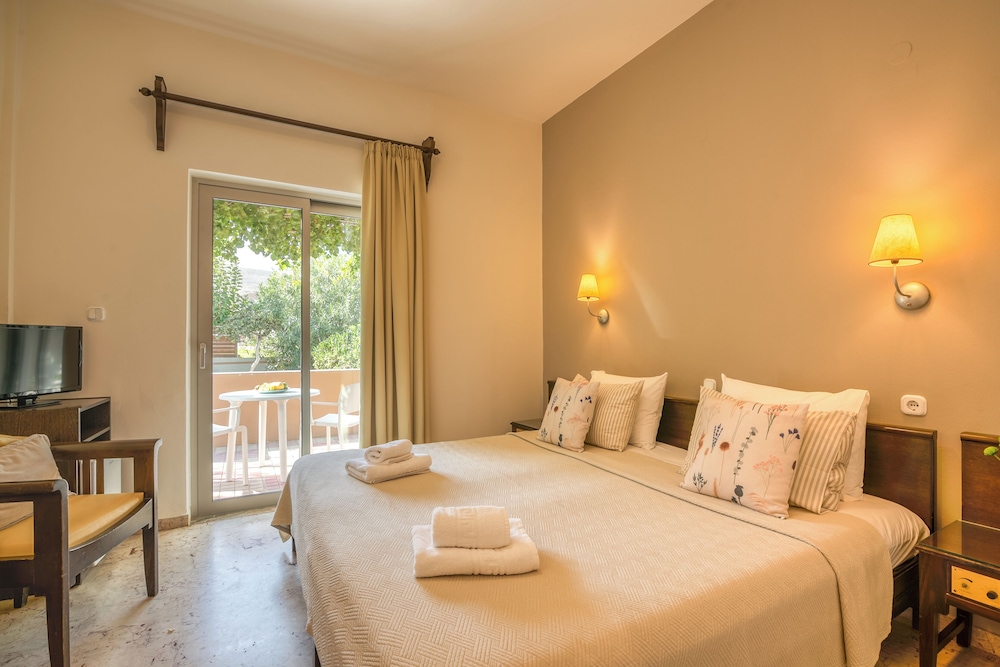 ECONOMY, DOUBLE OR TWIN BED