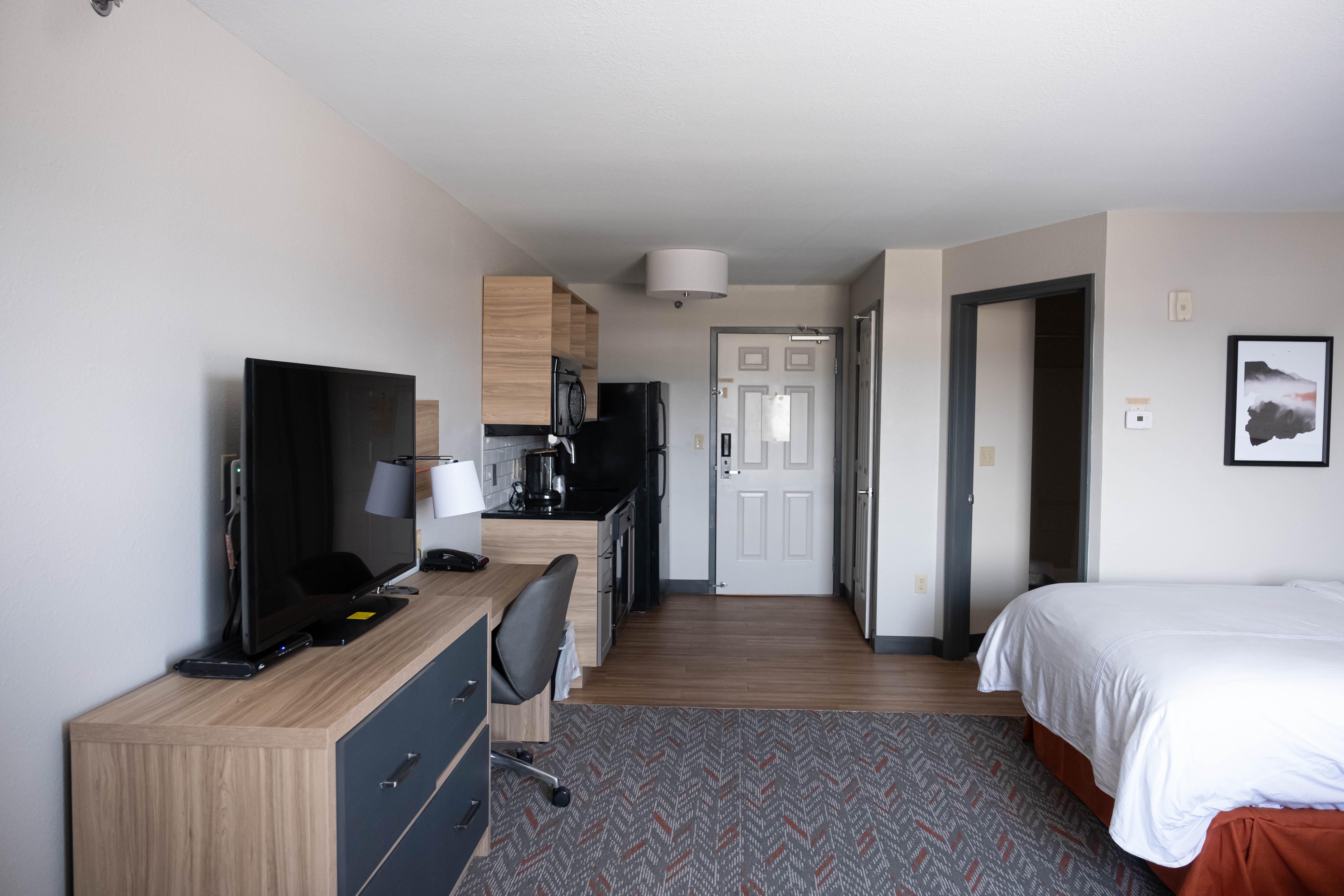 Studio, Queen Bed