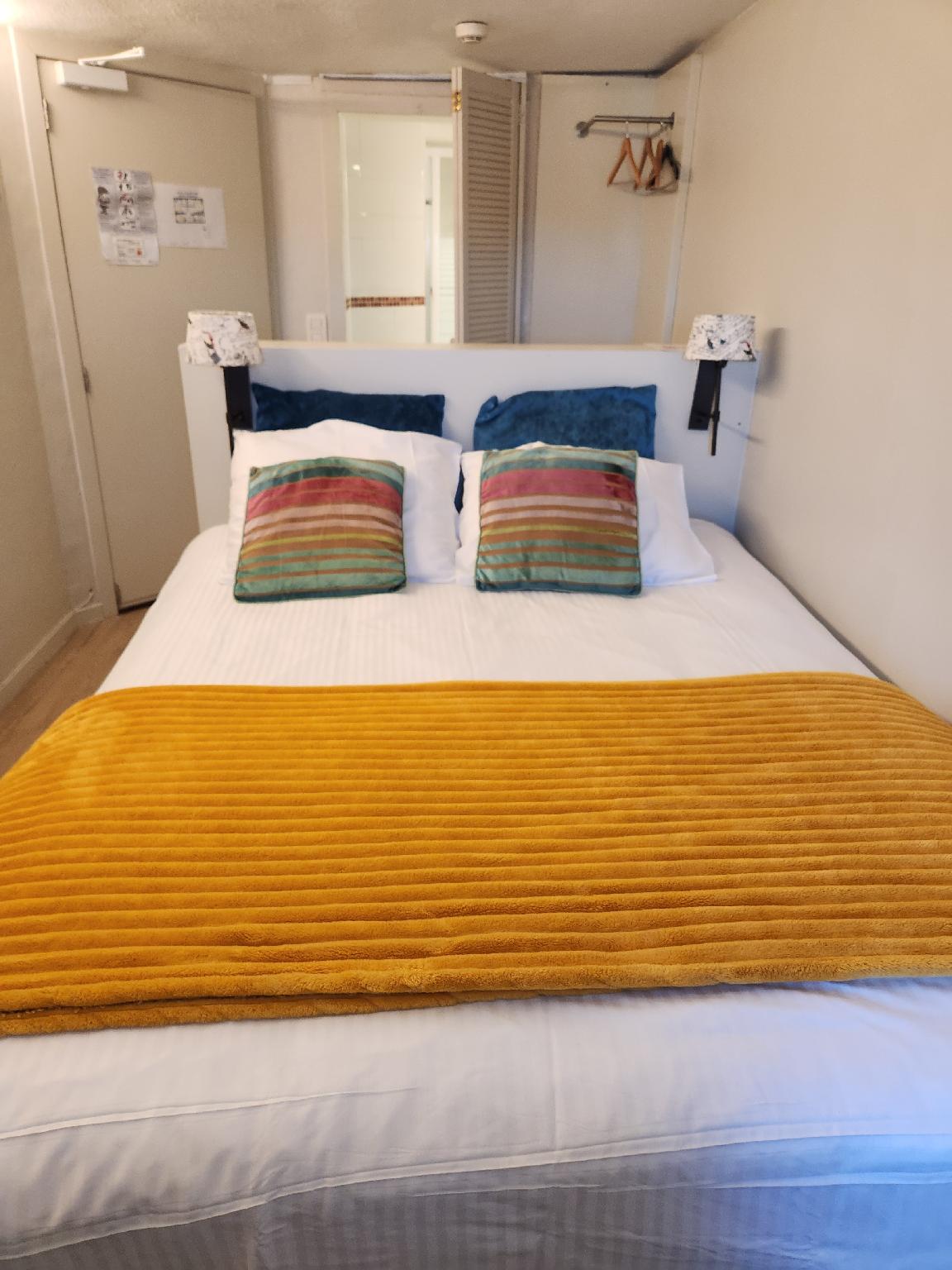 غرفة صغيرة بسرير كوين، Gulden Vlies Hotel 2/2