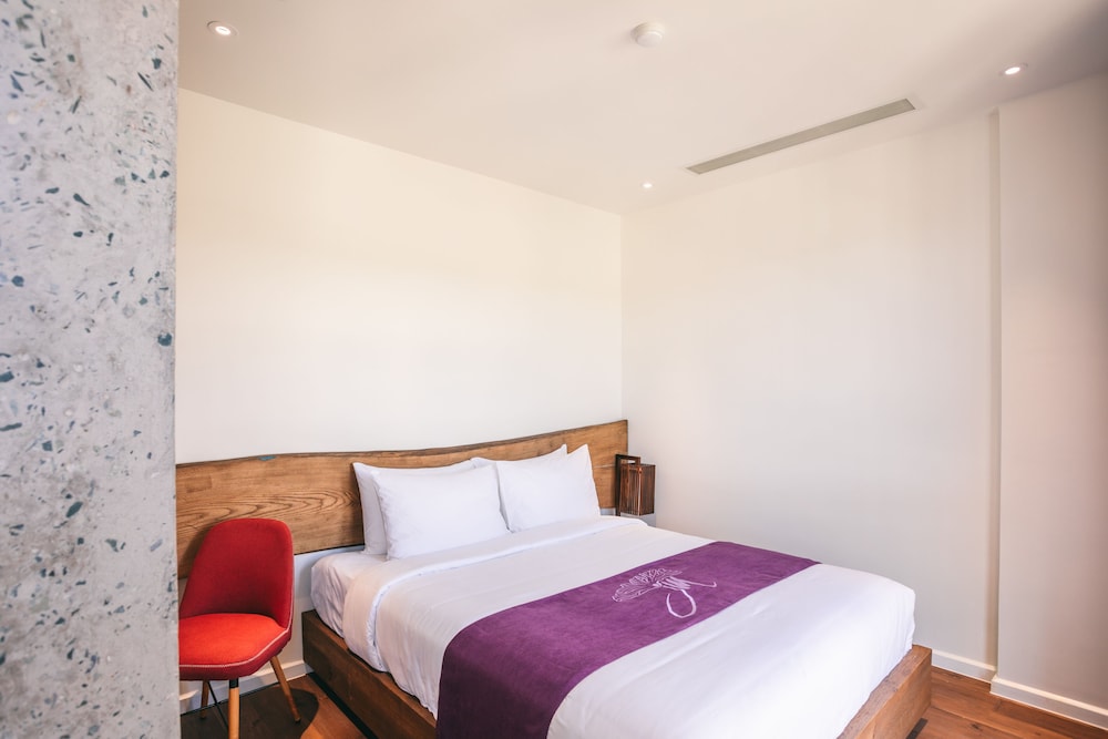 Basic, Queen Bed