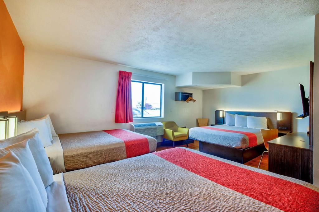 3 Queen Beds - Non-Smoking, Micfridge