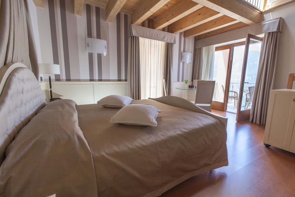 IMPERIAL, DUPLEX, SUITE, LAKE VIEW, BALCONY