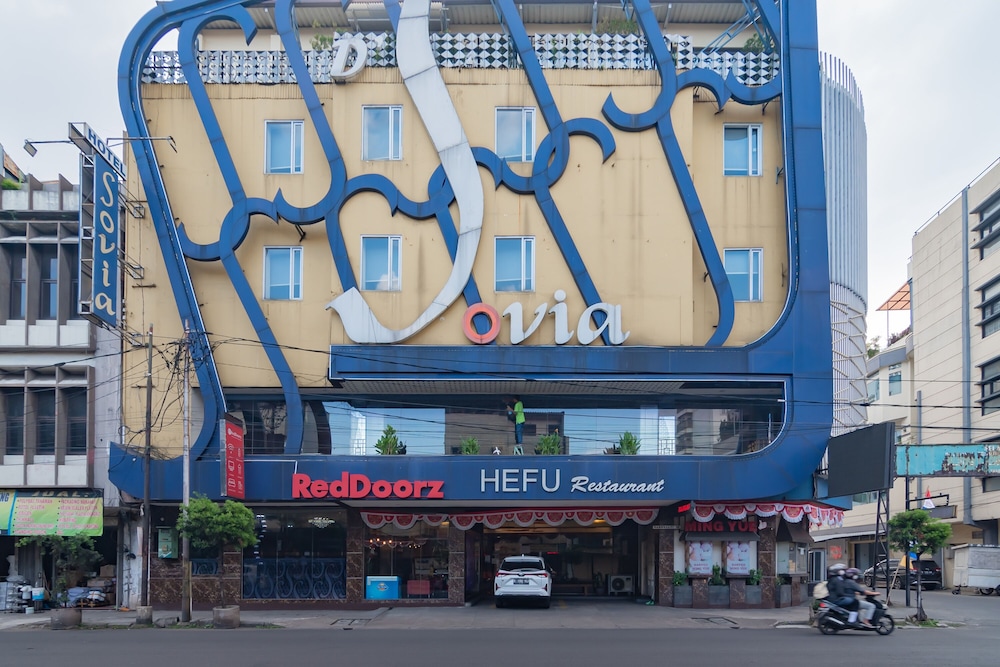 RedDoorz Premium Near Bandung Station 3/63