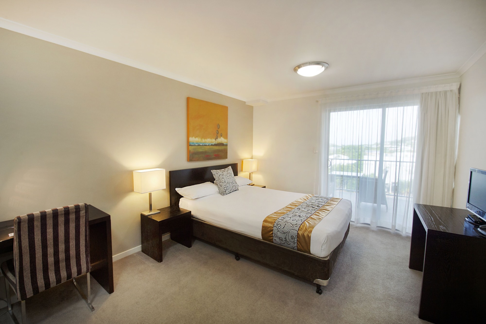 Studio, Queen Bed