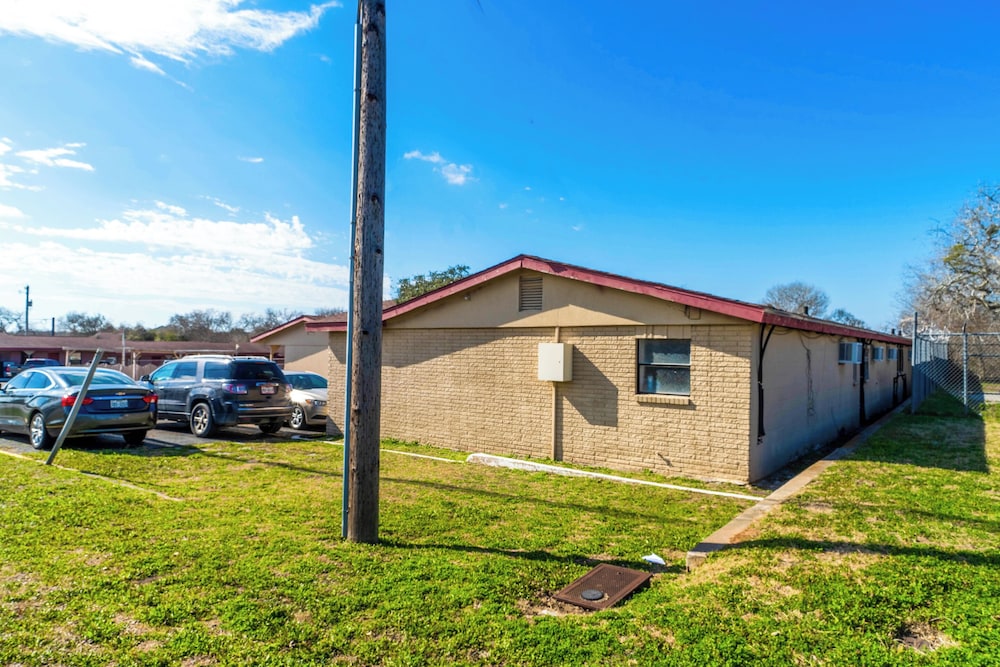 OYO Hotel Beeville US 181 50/64