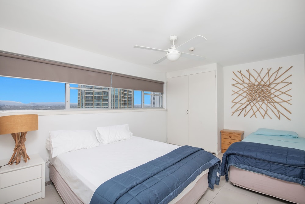 Pacific Plaza Apartments 34/75