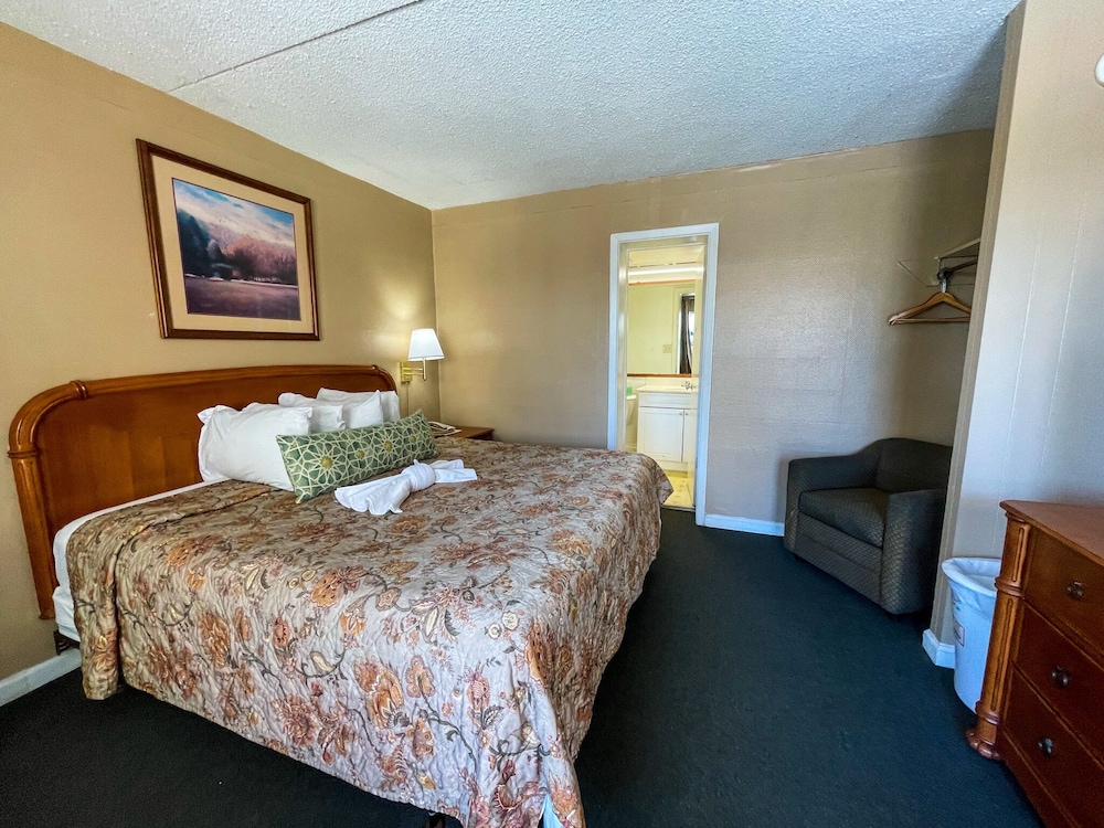 ROOM, KING BED, SIDE VIEW