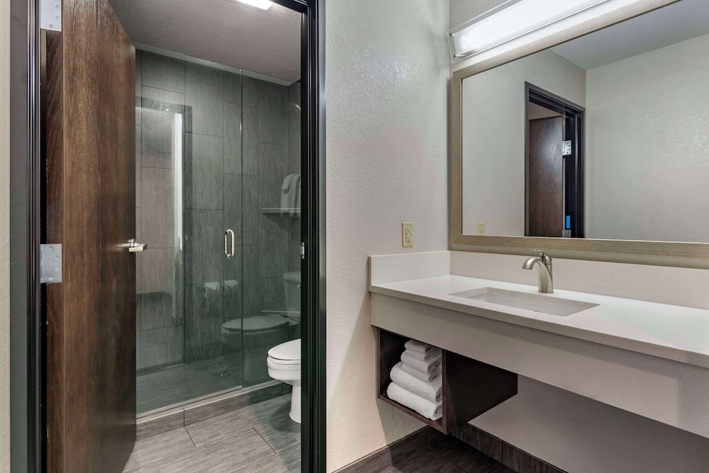 Comfort Inn & Suites Tualatin - Lake Oswego South 57/60