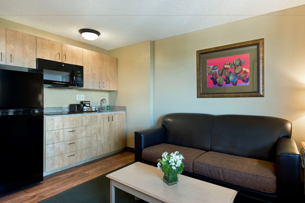 Oxnard Inn Lancaster, CA 35/59