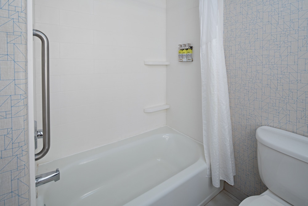Holiday Inn Express Hotel And Suites Fresno South 18/55