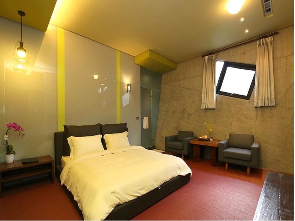 ECONOMY, DOUBLE BED, BATHTUB