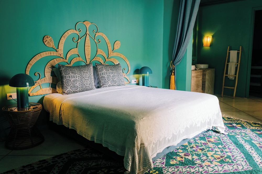 DELUXE, DOUBLE BED