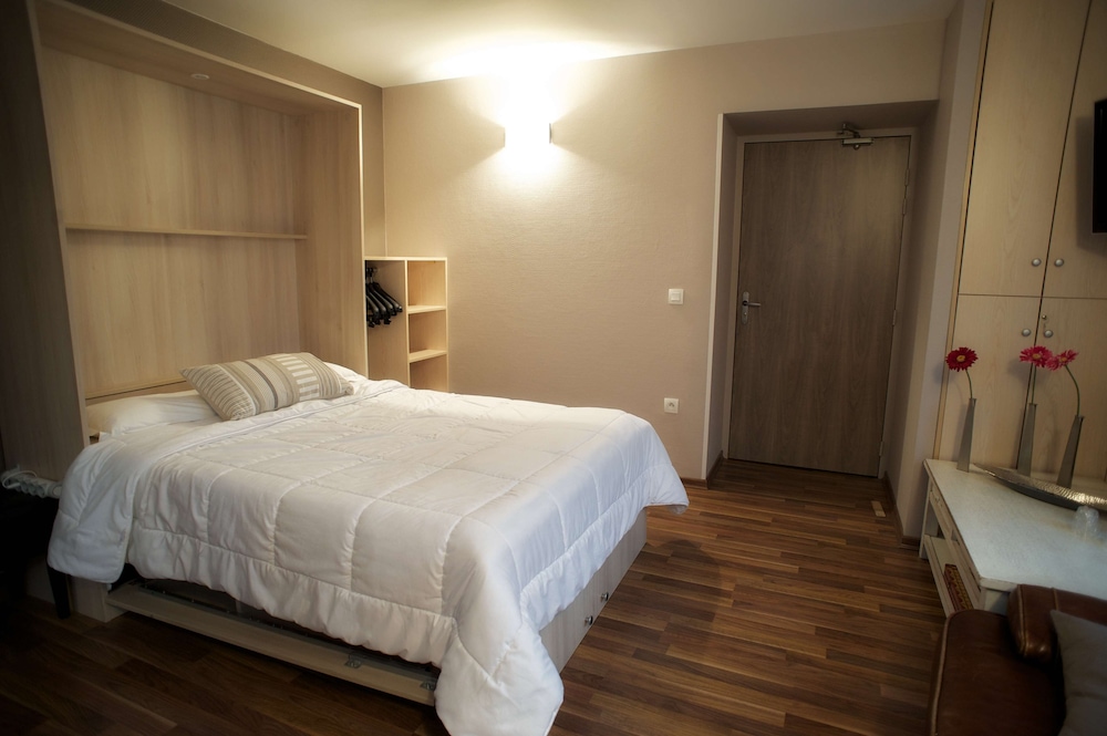 Brit Hotel Le Surcouf 15/42