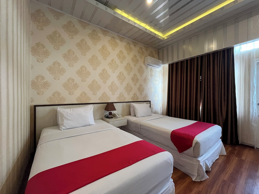 Superior, Twin Beds, Grand Tamaro Hotel Parapat 4/8