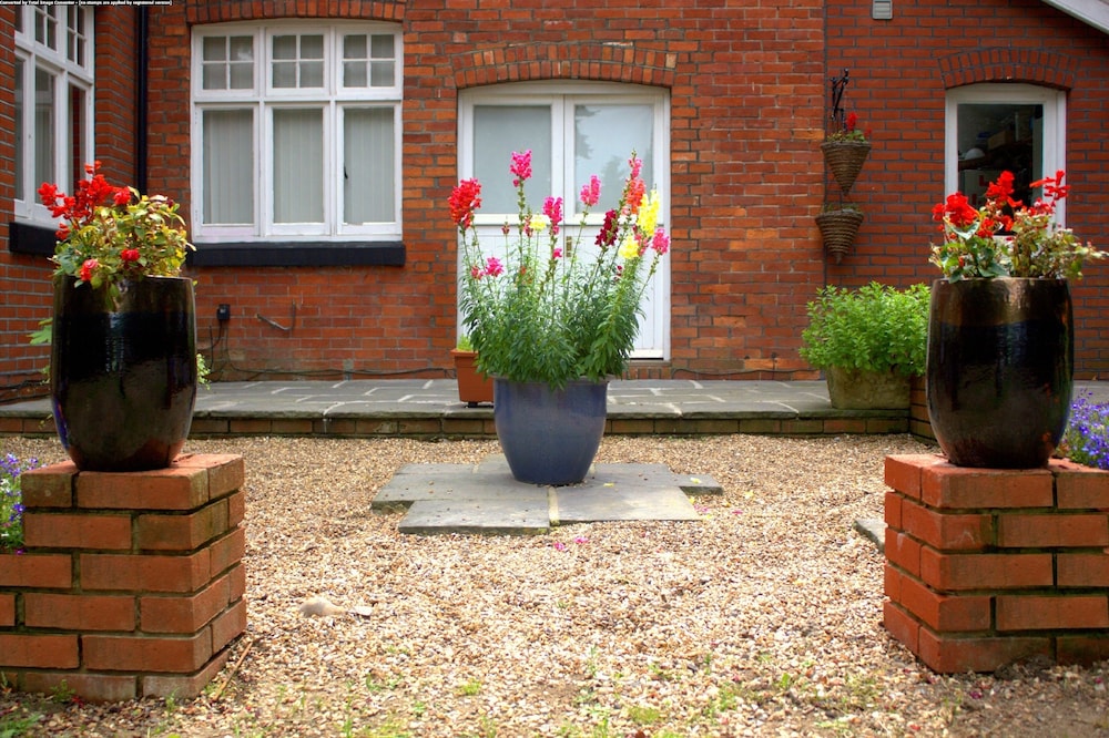 Gatwick Turret Guest House 38/45