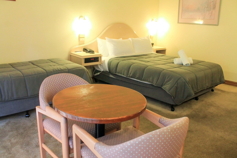 ST GEORGES MOTOR INN 12/35