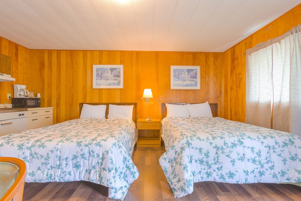 Family, 2 Queen Beds, Kitchenette