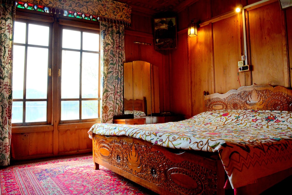 New Golden Flower Heritage Houseboat 3/22