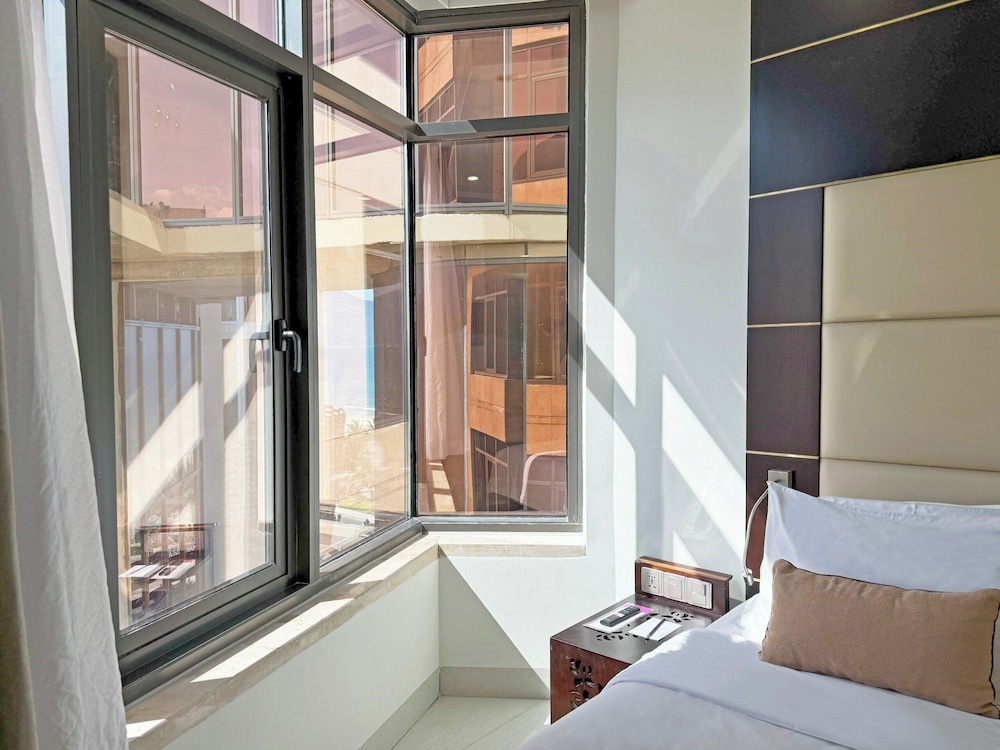 غرفة سوبيريور بسرير كوين، Holiday Beach Hotel Danang 4/7
