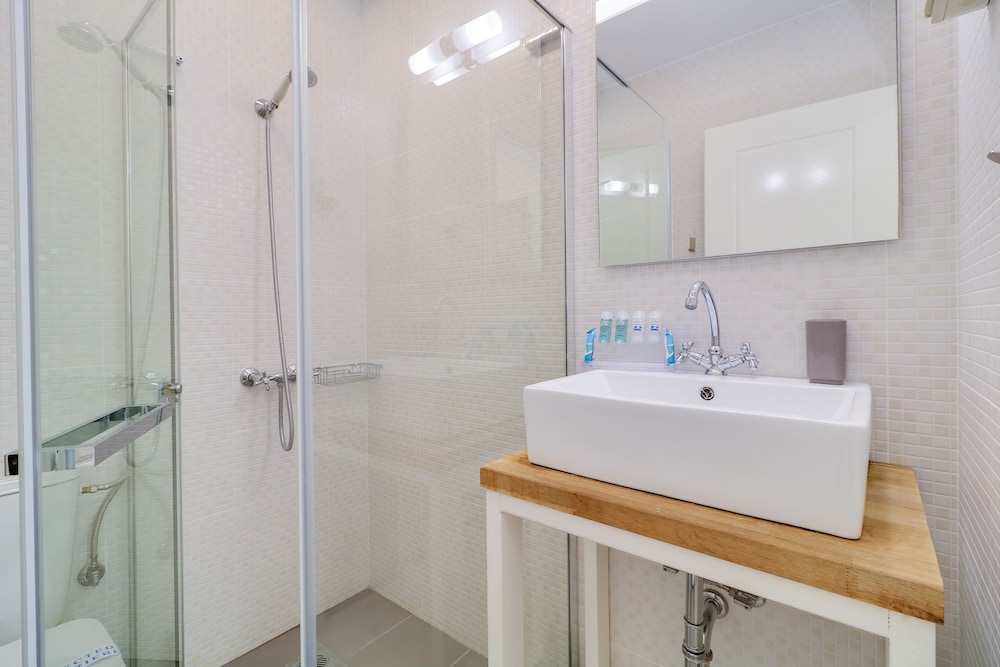 1 Bedroom, Apartment, King Bed, Street View، Athens Residence Apartments 3/3