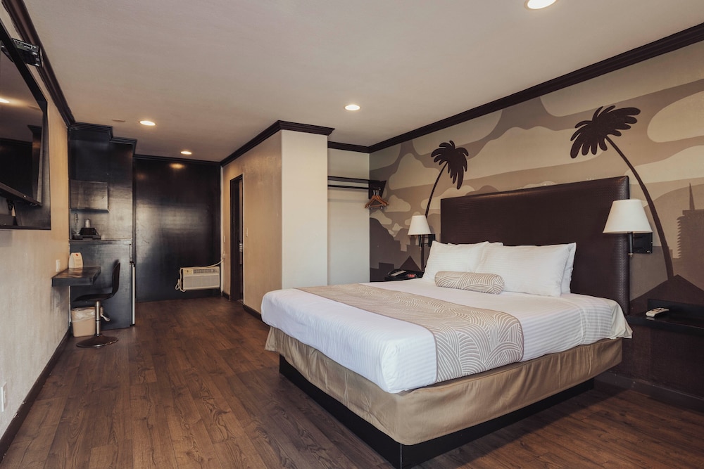 DELUXE, KING BED