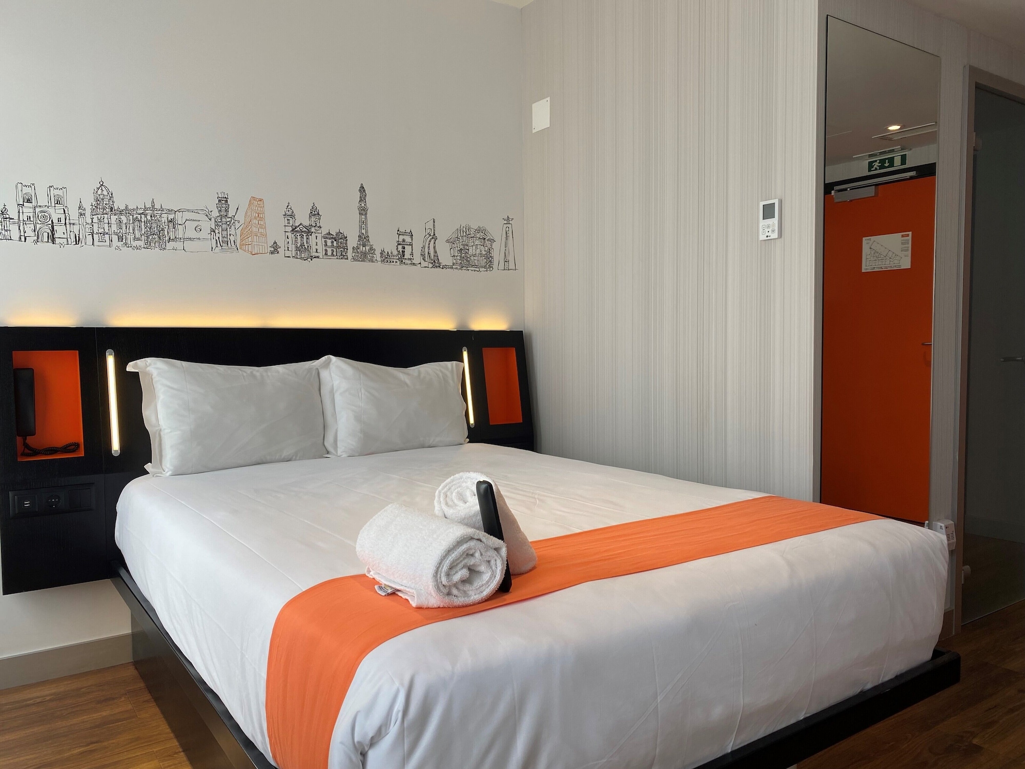 غرفة سوبيريور بسرير مزدوج، easyHotel Lisbon 2/3