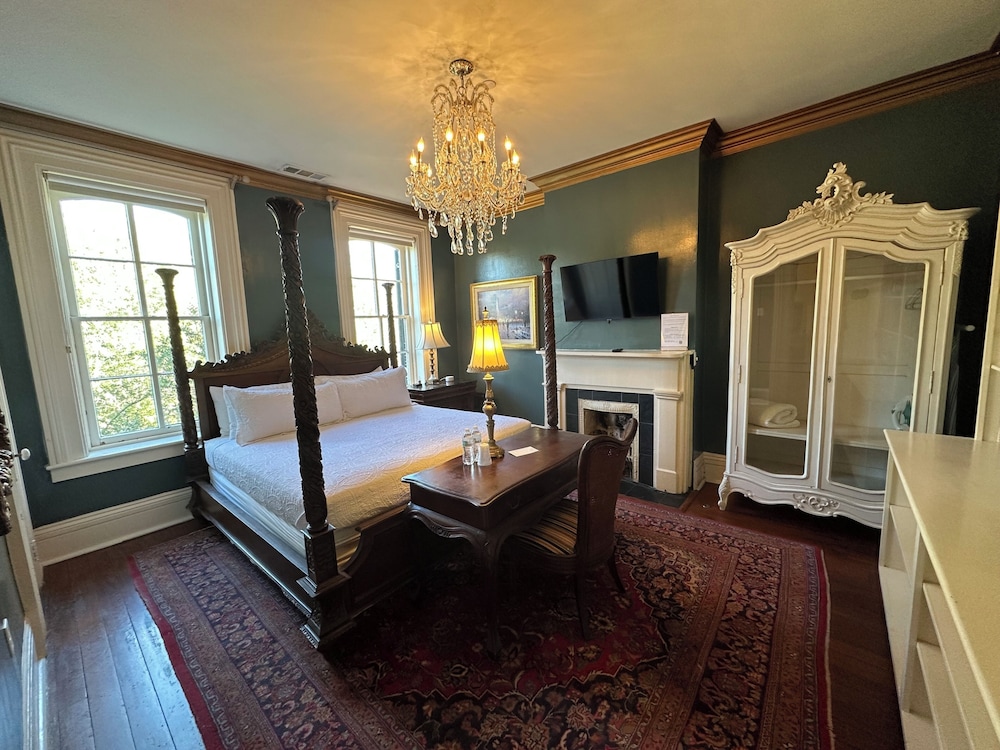 PRESIDENTIAL, KING BED