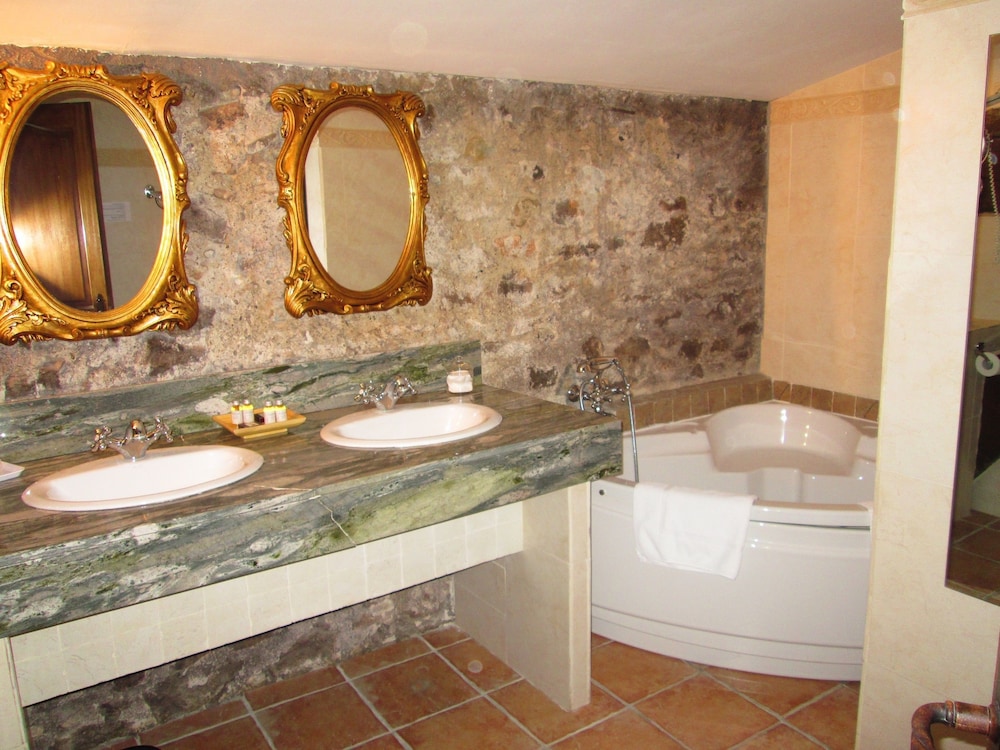 DOMUS SELECTA CHATEAU DE FLOURE 56/57