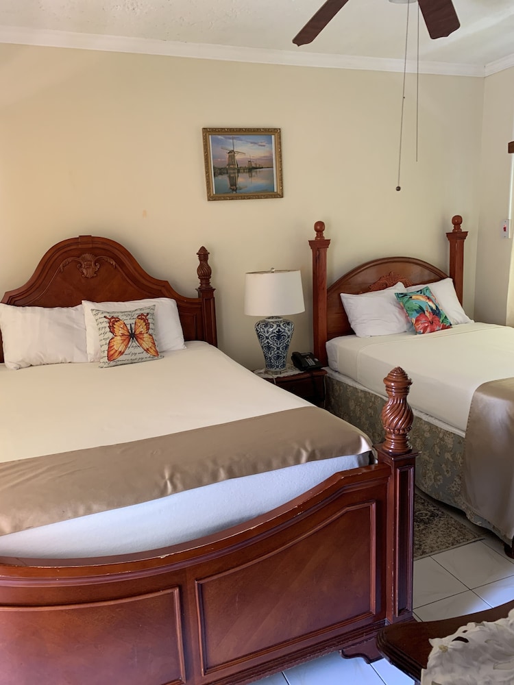 DELUXE, QUEEN BED