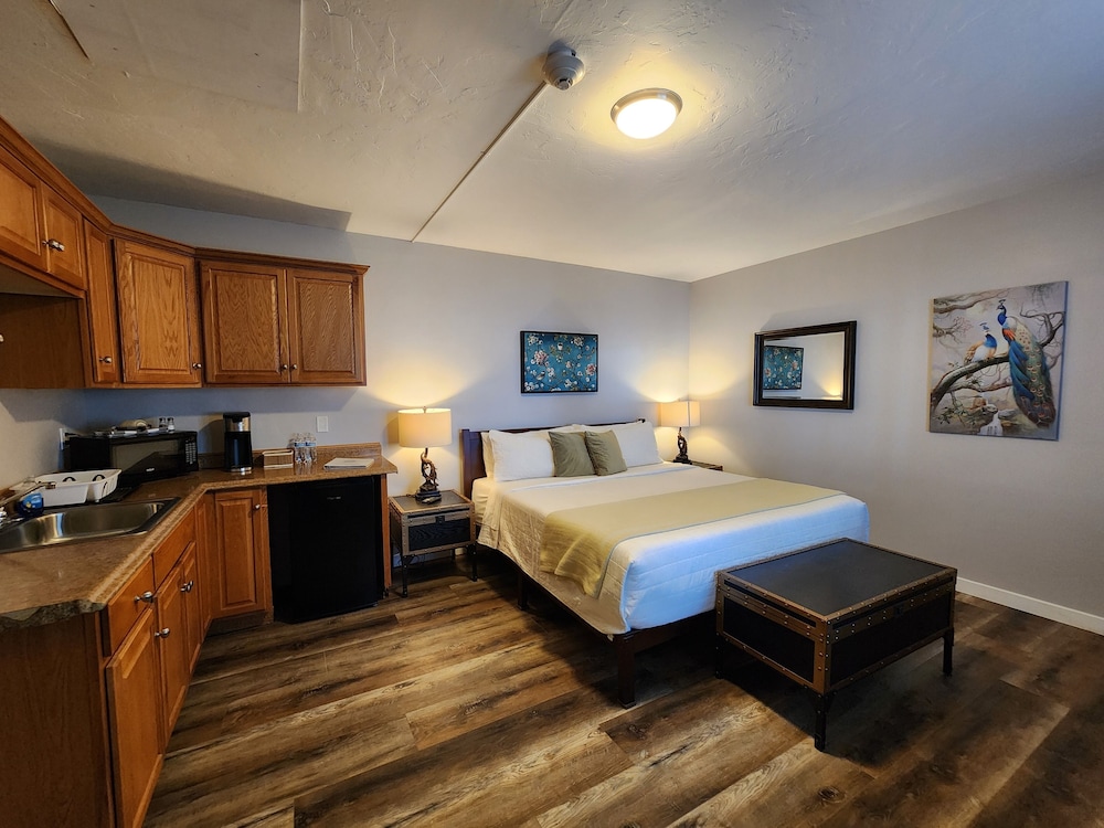 DELUXE, KING BED, MOUNTAIN VIEW, KITCHENETTE