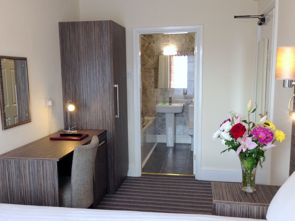 Ely House Hotel 32/40