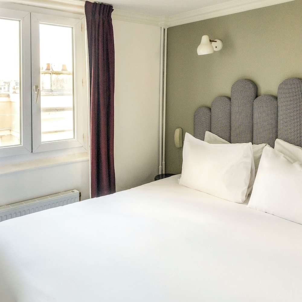 JUNIOR SUITE, SACRE COEUR VIEW