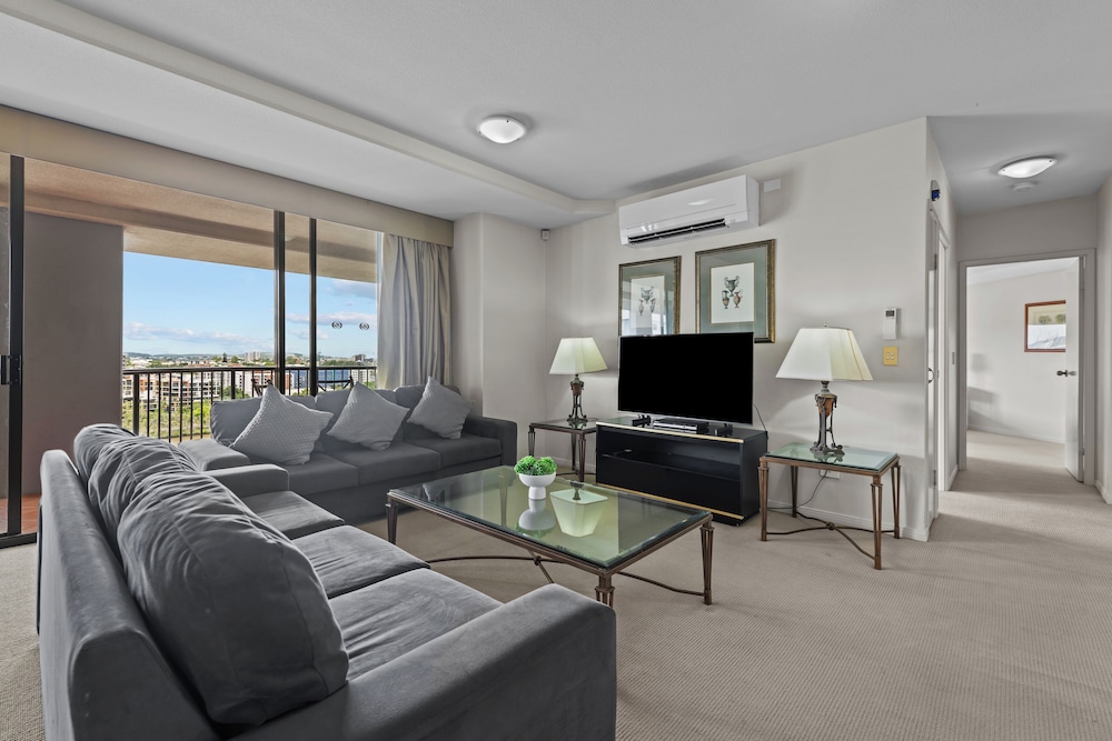 The Oasis Apartments 40/66