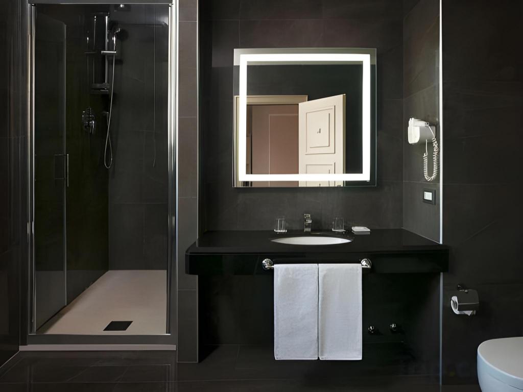 Presidential, Queen Bed, Terrace, Radisson Blu Ghr Hotel Rome 5/10