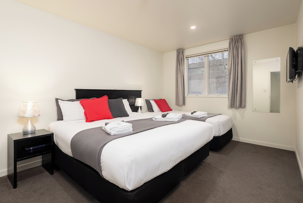 SALERNO MOTEL APARTMENTS 10/48