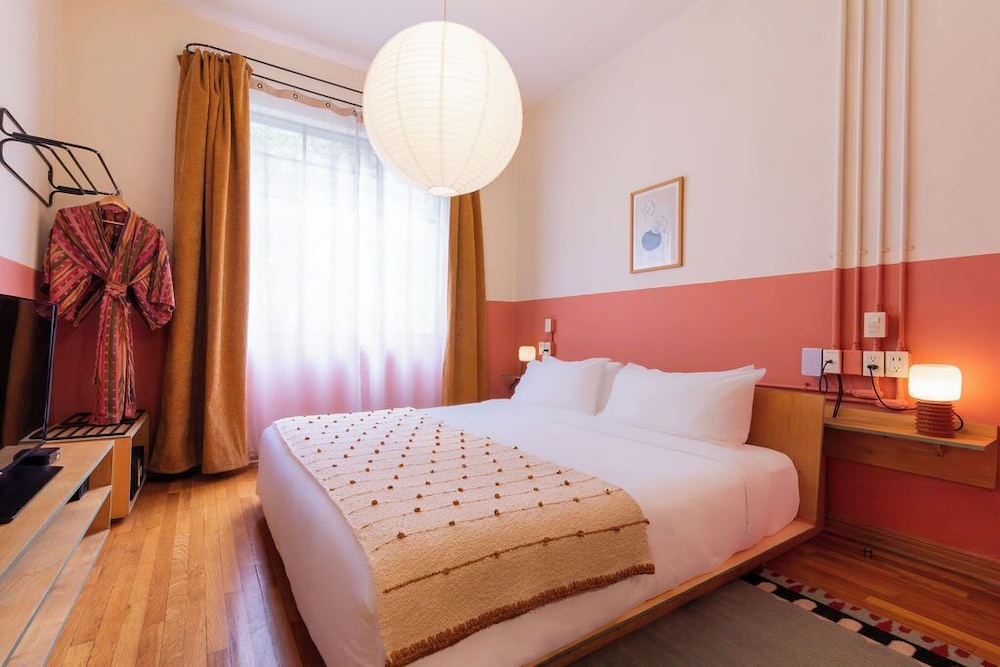 ROOM, KING BED, KITCHENETTE