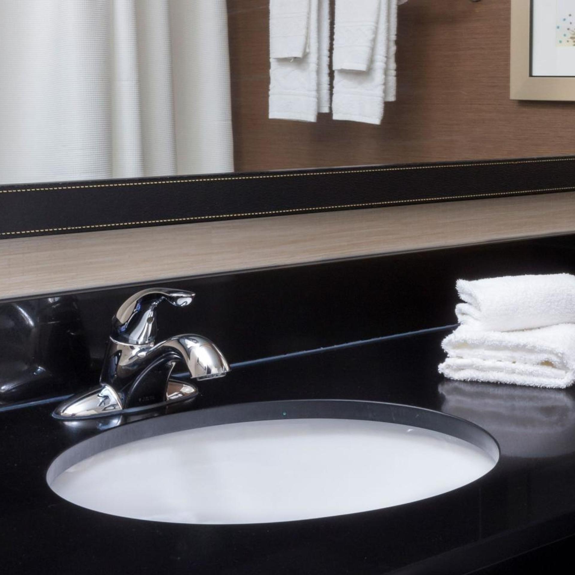 غرفة بسرير كينج وسريرين كوين، Fairfield Inn Lubbock 3/3