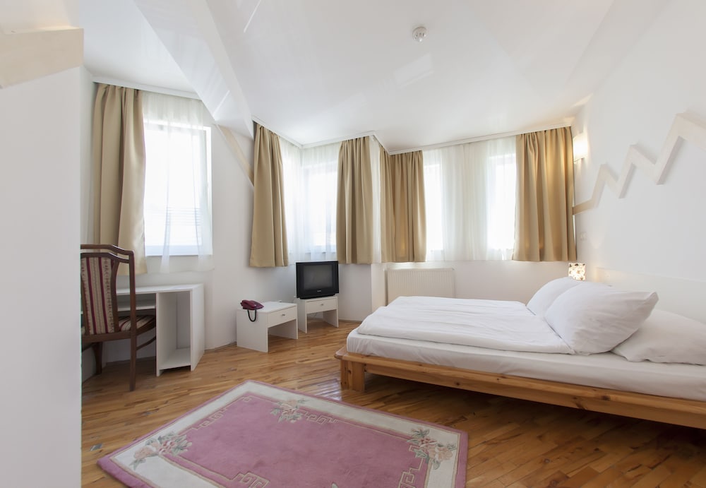 Hayat Hotel 12/57