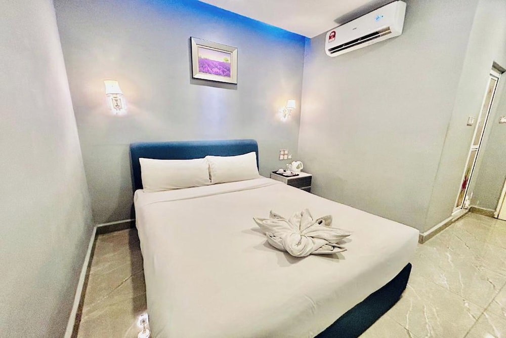 DELUXE, KING BED