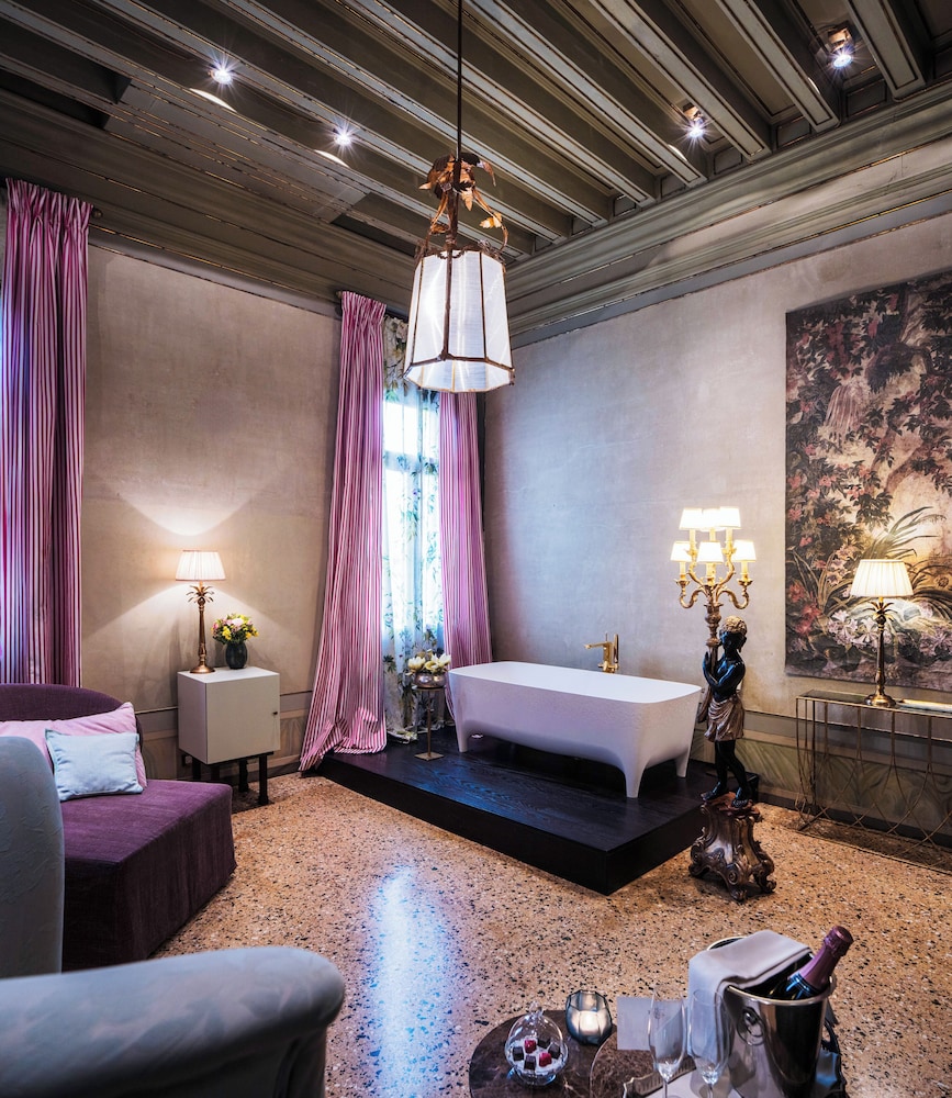 Signature, Suite, Queen Bed, Canal View