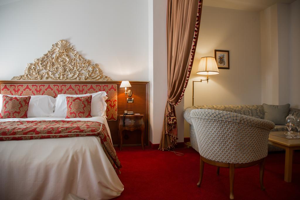 Room at Villa Condulmer Hotel, MOGLIANO VENETO