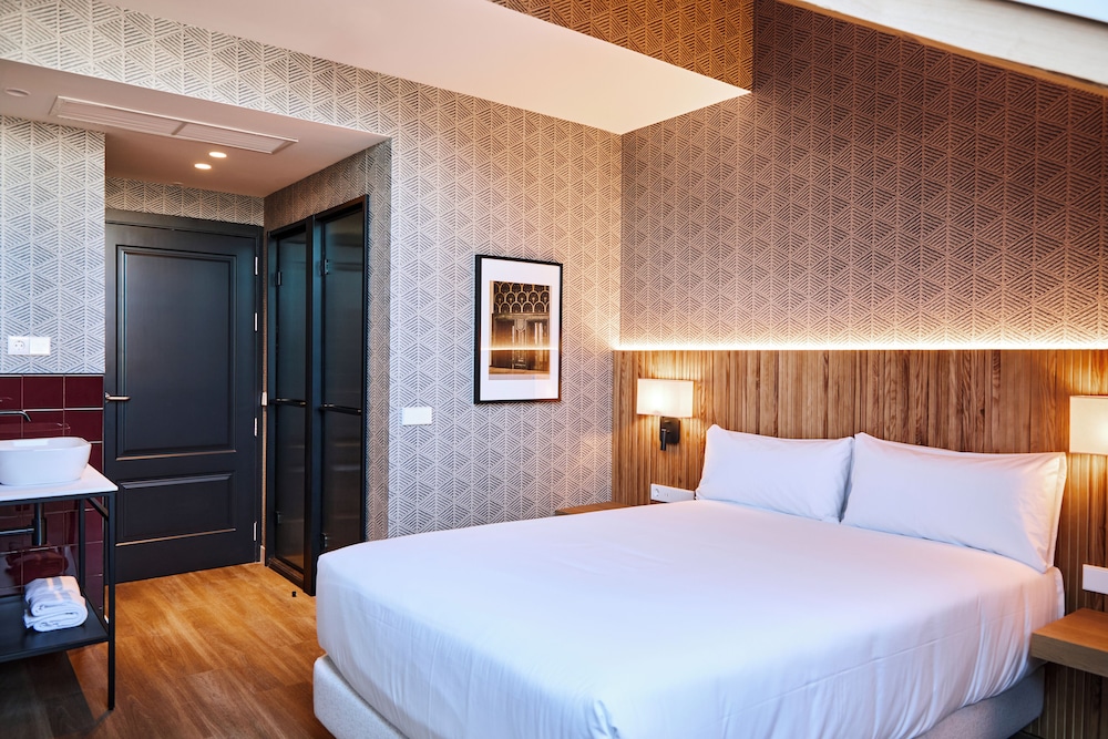 DELUXE, DOUBLE BED