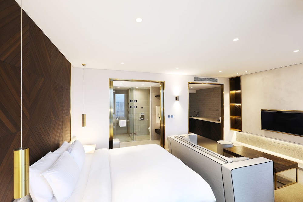 Junior Suite, King Bed, Pool Access