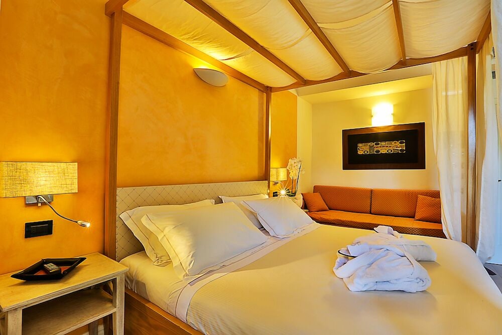 SUPERIOR, DOUBLE OR TWIN BED