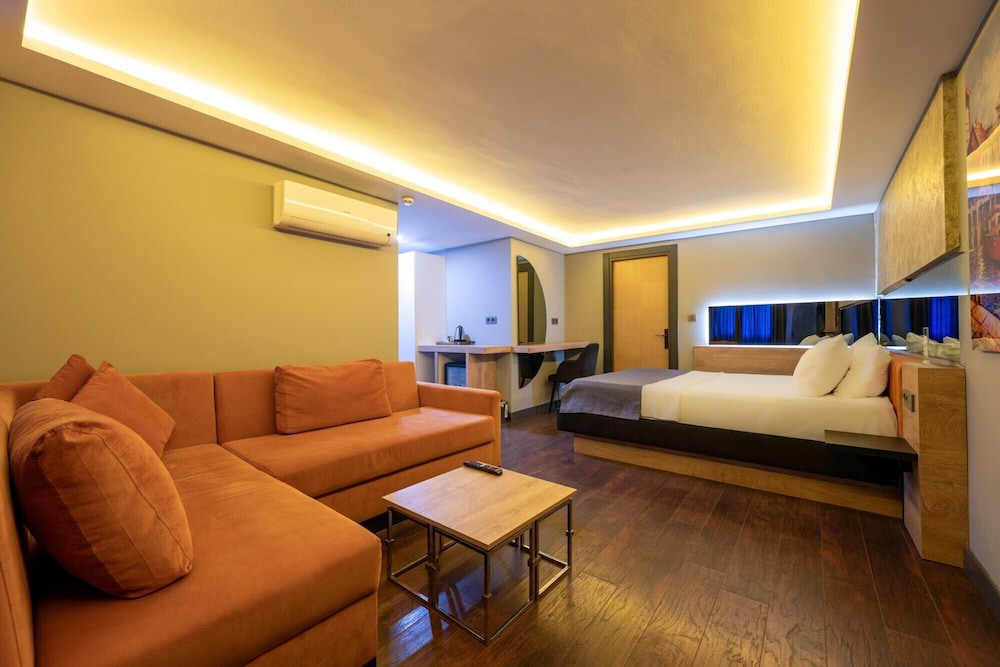 216 Bosphorus Suite 25/50